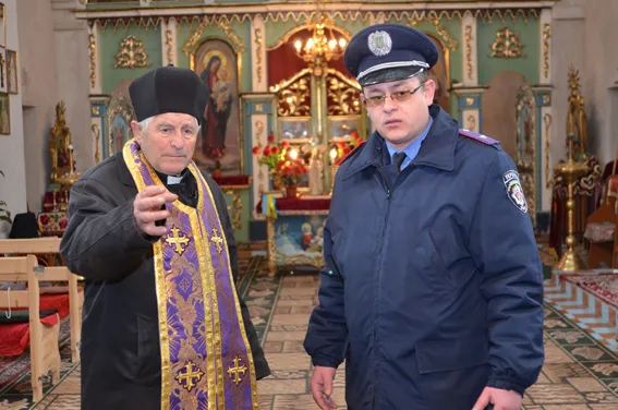 Двоє неповнолітніх злодіїв викрали з церкви майже 100 тисяч гривень (фото) + (відео) — фото 3