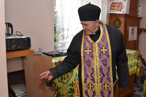 Двоє неповнолітніх злодіїв викрали з церкви майже 100 тисяч гривень (фото) + (відео) — фото 4
