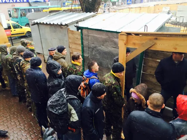 В Тернополі обурені активісти пішли на «штурм» міської ради (фото) — фото 3