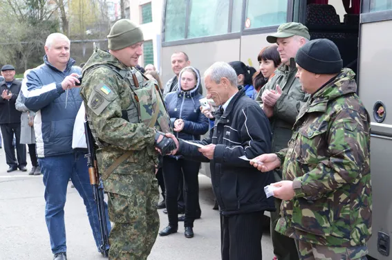 В зону АТО вирушили бійці спецбатальйону «Тернопіль» (фоторепортаж) + (відео) — фото 8