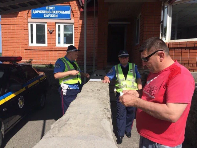 Волонтери з Тернопільщини скаржаться на «перевертнів у погонах» (фото) — фото 2