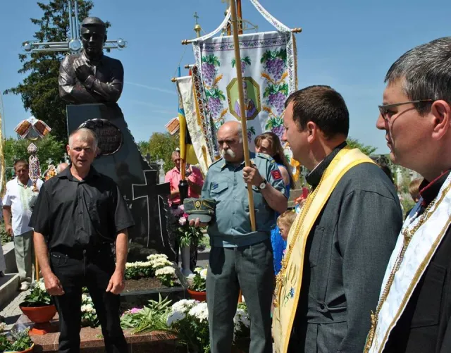 Вчора у Травневому на могилі наймолодшого лицаря Небесної сотні Назара Войтовича освятили пам’ятник (фото) — фото 2