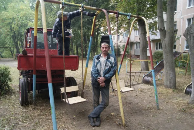 Вандали здали на металобрухт дитячі гойдалки (фото) — фото 1