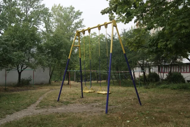 Вандали здали на металобрухт дитячі гойдалки (фото) — фото 2