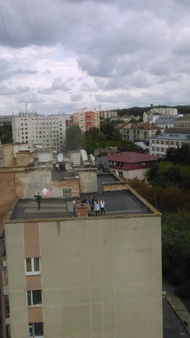 В Тернополі школярі розпивали алкогольні напої на даху багатоповерхівки (фото) — фото 2
