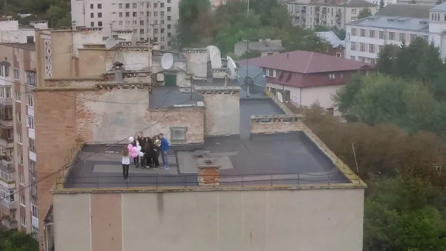 В Тернополі школярі розпивали алкогольні напої на даху багатоповерхівки (фото) — фото 3
