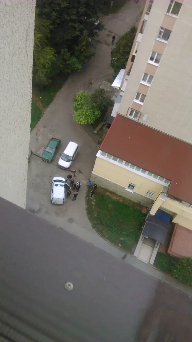 В Тернополі школярі розпивали алкогольні напої на даху багатоповерхівки (фото) — фото 5
