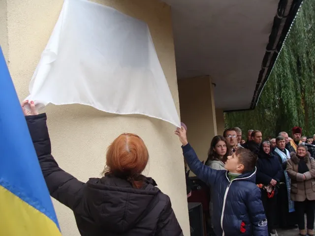 На Тернопільщині встановили меморіальну дошку загиблому в АТО Олександру Черніченку (фото) — фото 4