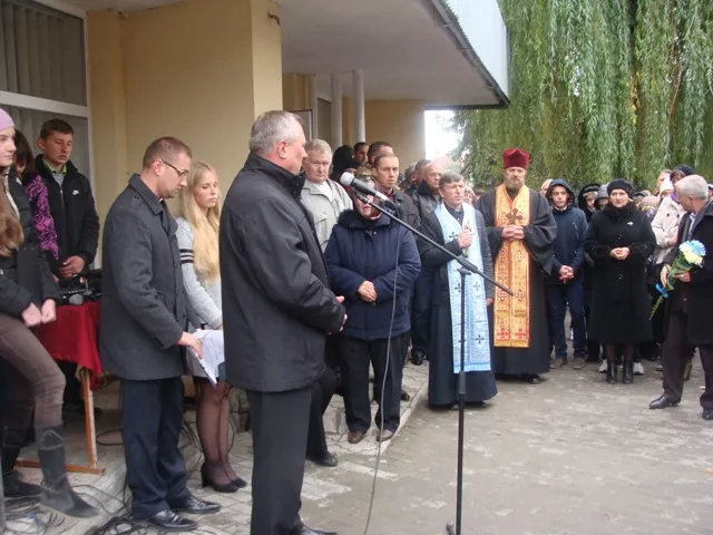 На Тернопільщині встановили меморіальну дошку загиблому в АТО Олександру Черніченку (фото) — фото 8